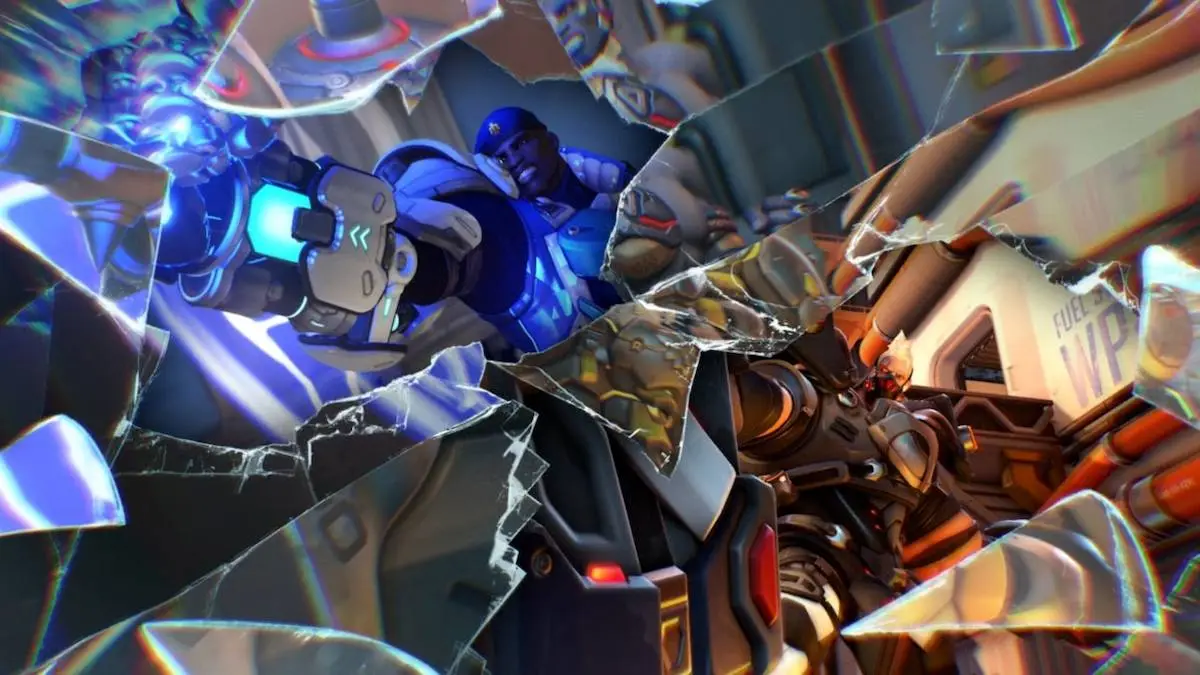 Une capture d'écran de l'introduction de l'événement Mirrorwatch, montrant Doomfist éclatant à travers la vitre dans sa tenue Strike Commander.  Derrière lui se trouve le chevalier déchu Reinhardt.