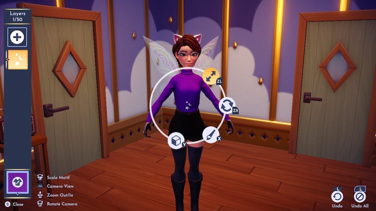 Capture d'écran du gameplay de Disney Dreamlight Valley montrant un avatar féminin aux cheveux courts et bruns, debout, les bras tendus, dans une pièce avec deux portes vertes.  Ils portent un col roulé violet avec un motif de petites étoiles et de lune.