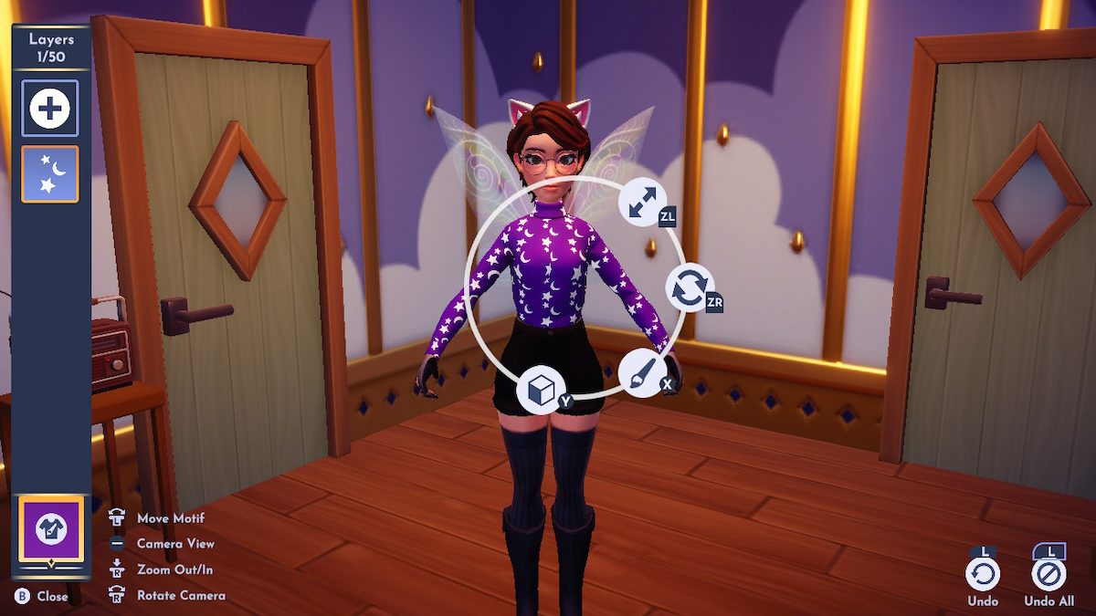 Capture d'écran du gameplay de Disney Dreamlight Valley montrant un avatar féminin aux cheveux courts et bruns, debout, les bras tendus, dans une pièce avec deux portes vertes.  Ils portent un col roulé violet avec un motif de petites lunes et étoiles blanches. 