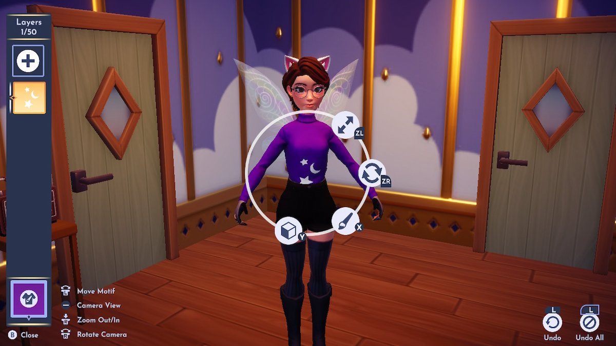Capture d'écran du gameplay de Disney Dreamlight Valley montrant un avatar féminin aux cheveux courts et bruns, debout, les bras tendus, dans une pièce avec deux portes vertes.  Ils portent un col roulé violet avec un motif de grandes étoiles et de lune. 