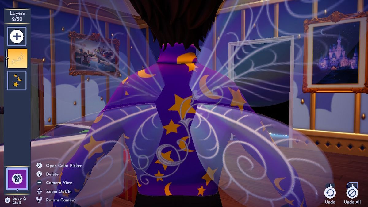 Une capture d'écran montrant le dos d'un avatar féminin de Disney Dreamlight Valley portant un col roulé violet personnalisé dans Touch of Magic.  Il est orné de grandes lunes et d'étoiles dorées, ainsi que d'un motif fleuri gris placé sous les ailes qu'ils portent. 
