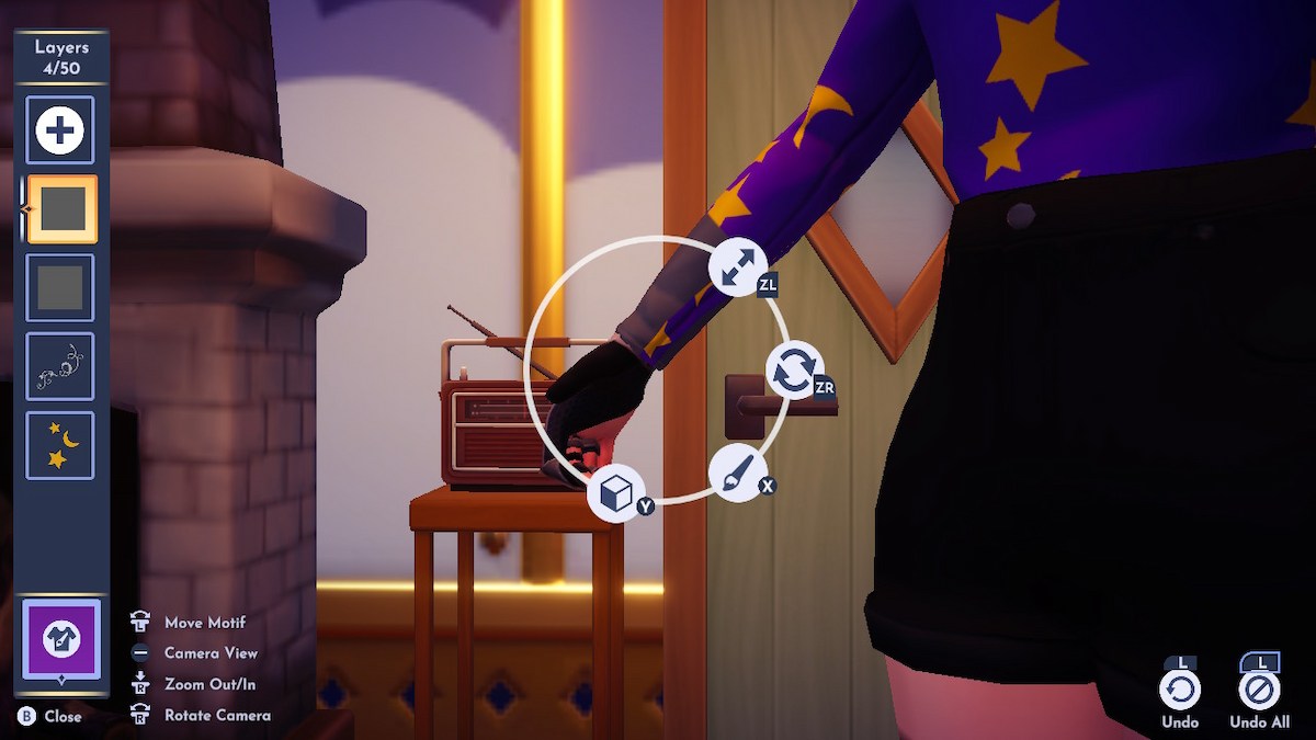 Une capture d'écran montrant un gros plan d'un avatar féminin de Disney Dreamlight Valley portant un col roulé violet personnalisé dans Touch of Magic.  Il est traversé par de grandes lunes et étoiles dorées.  Le gros plan montre le bras du dessin, où un nouveau motif n'est pas entièrement enroulé autour du poignet de l'avatar, laissant un vide dans le dessin.