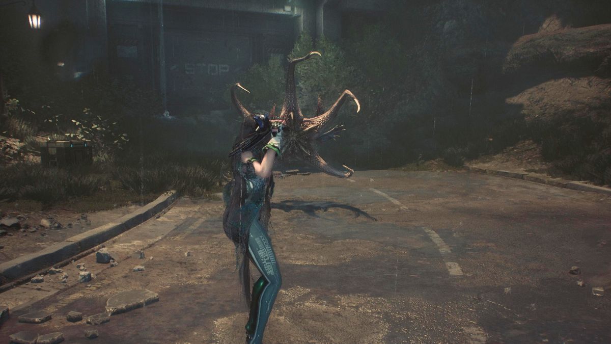Eve combattant une Hydra Naytiba dans Stellar Blade