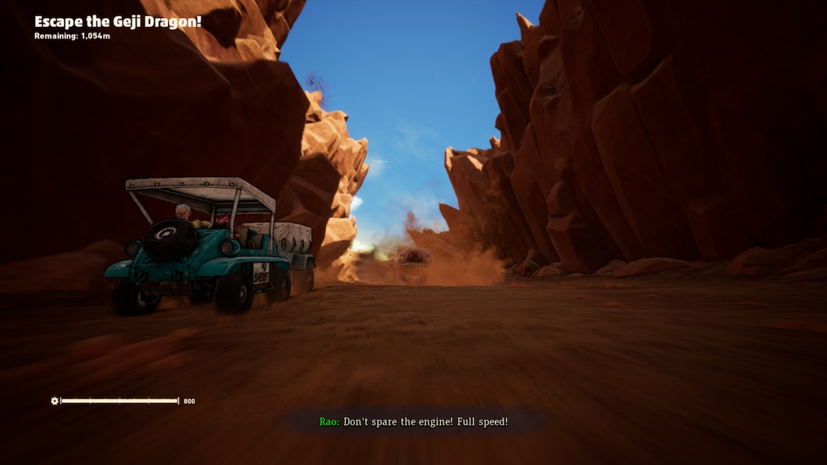 Une capture d'écran de Sand Land, montrant le début de l'action « Escape the Geji Dragon ! »  quête, avec la créature Geji Dragon au loin et un véhicule vert à gauche de la route.  Il y a des falaises imposantes des deux côtés de la route.