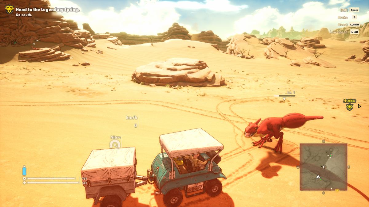Une capture d'écran du gameplay de Sand Land montrant le véhicule du joueur face à un petit rapace rouge.  Le rapace est de niveau 1.