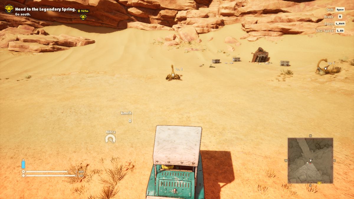 Une capture d'écran du gameplay de Sand Land montrant le véhicule du joueur face à un petit scorpion jaune assis au loin.  Le scorpion a la queue relevée pour se défendre.