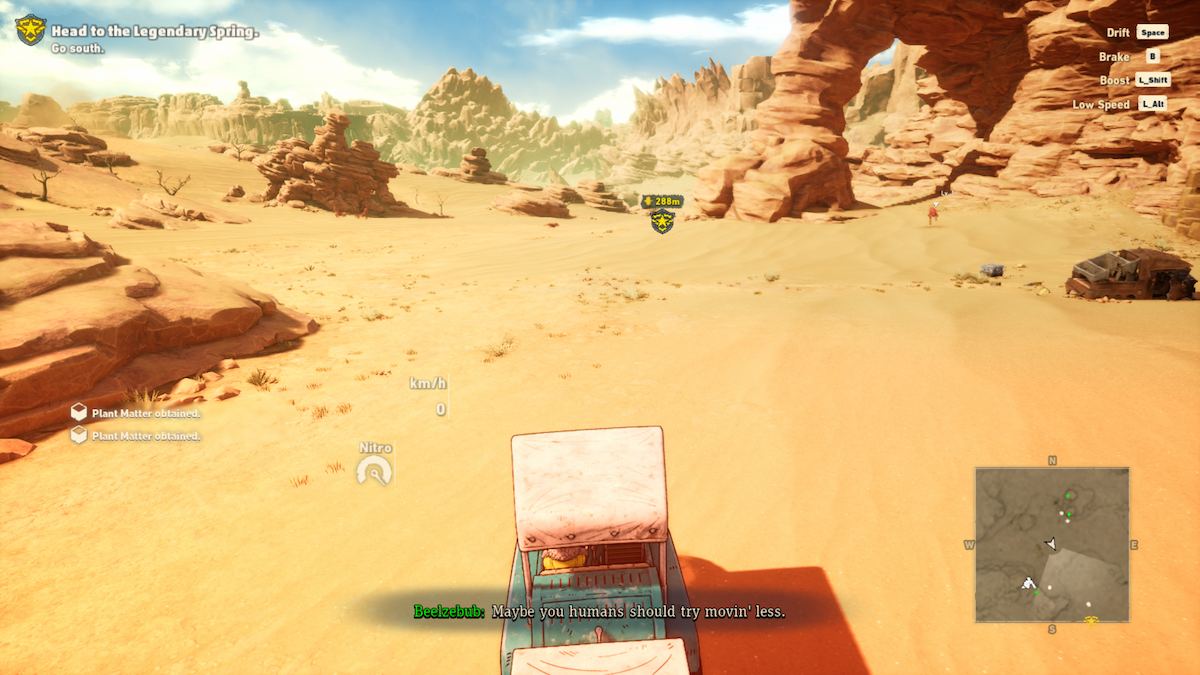 Une capture d'écran du gameplay de Sand Land montrant le joueur traversant les friches dans son véhicule.  La légende montre Beelzubee disant "Peut-être que vous, les humains, devriez essayer de bouger moins."