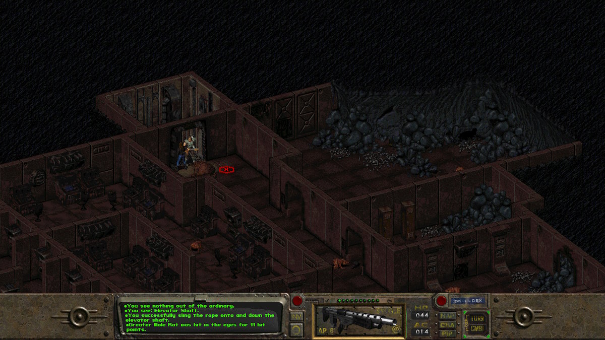 Une grotte sombre de Fallout 1 vue d'en haut dans laquelle le protagoniste combat un gecko géant.
