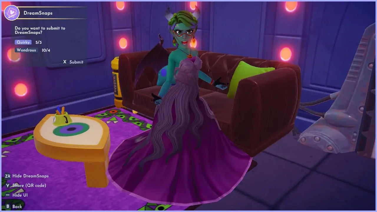 Un avatar féminin de Disney Dreamlight Valley habillé pour le défi Monster-Sona.  Ils ont des cornes, une peau turquoise, des cheveux verts et violets et portent une robe de sorcière des mers violette avec des détails de tentacules.  Ils se tiennent dans une pose qui leur donne un air méchant, avec leurs bras pliés et leurs mains en forme de griffe.