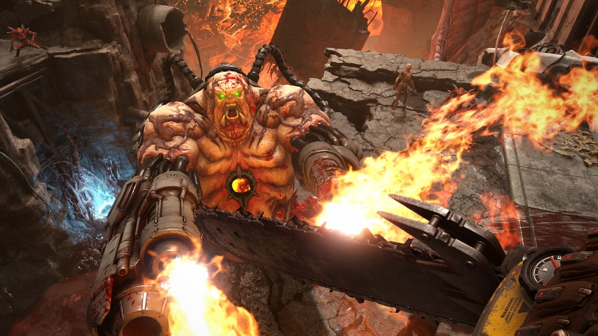 Doom Slayer saute au-dessus d'un démon et tombe avec une tronçonneuse