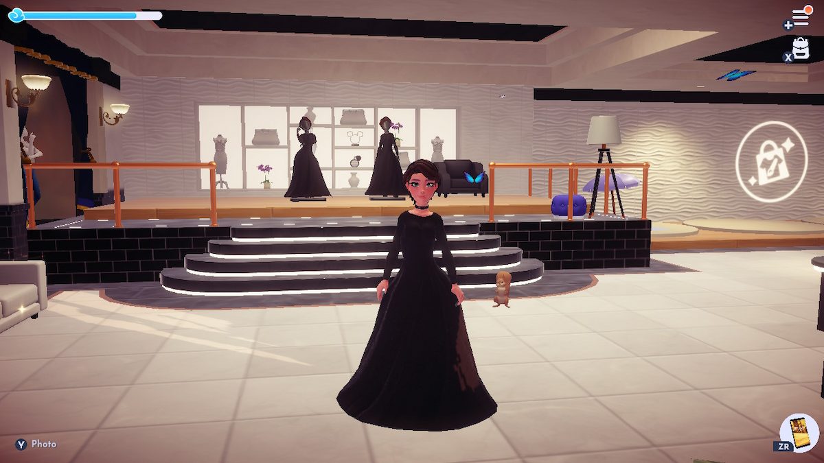 Un avatar féminin de Disney Dreamlight Valley se tient devant un escalier noir menant à une plate-forme avec deux mannequins habillés de la même manière qu'eux. 