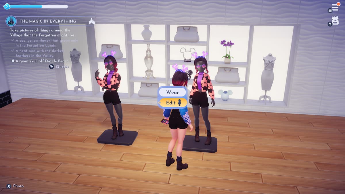 Joueur interagissant avec des mannequins sur le podium de la Boutique