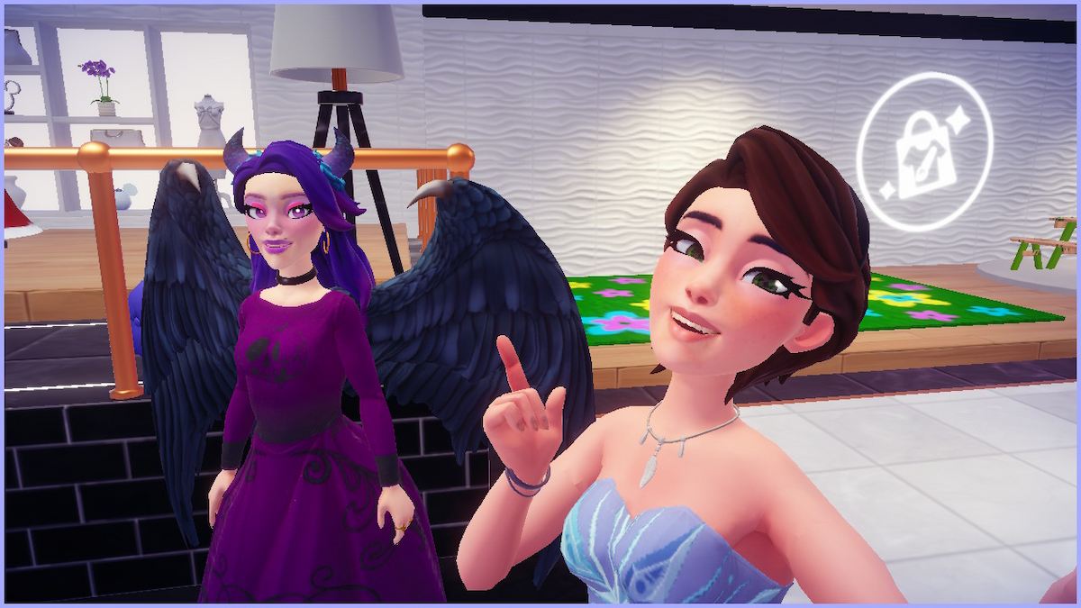 Deux avatars féminins de Disney Dreamlight Valley prennent un selfie ensemble.  Celui de gauche a des cheveux violets, des ailes sombres et une robe violette.  Celle de droite porte une robe violet clair.