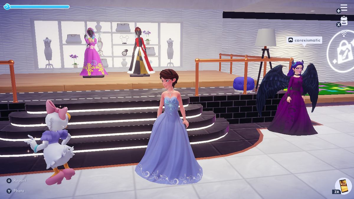 Un avatar Disney Dreamlight Valley présentant une femme se tient devant la zone de défi dans la boutique d'un autre joueur.  Daisy est à gauche, avec le propriétaire de la vallée à droite portant une robe violette.