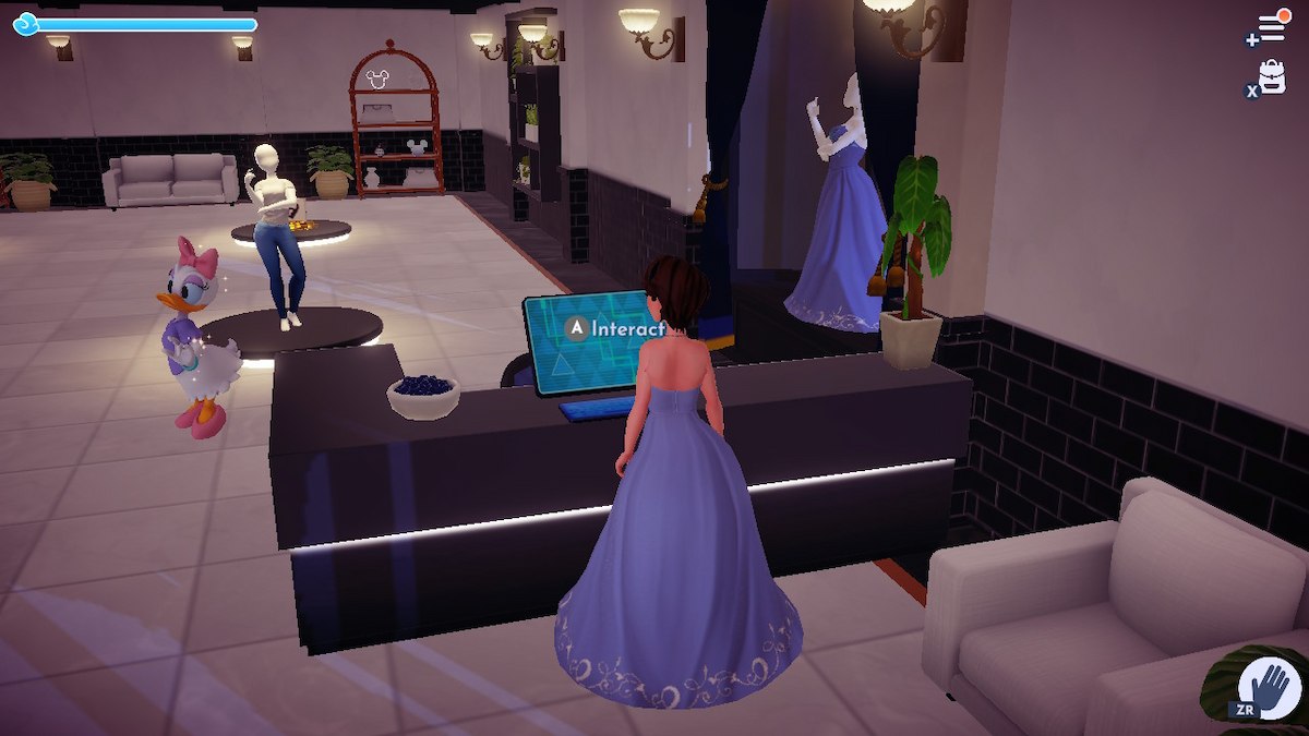 Un avatar féminin de Disney Dreamlight Valley se tient devant l'ordinateur de la boutique Daisy.