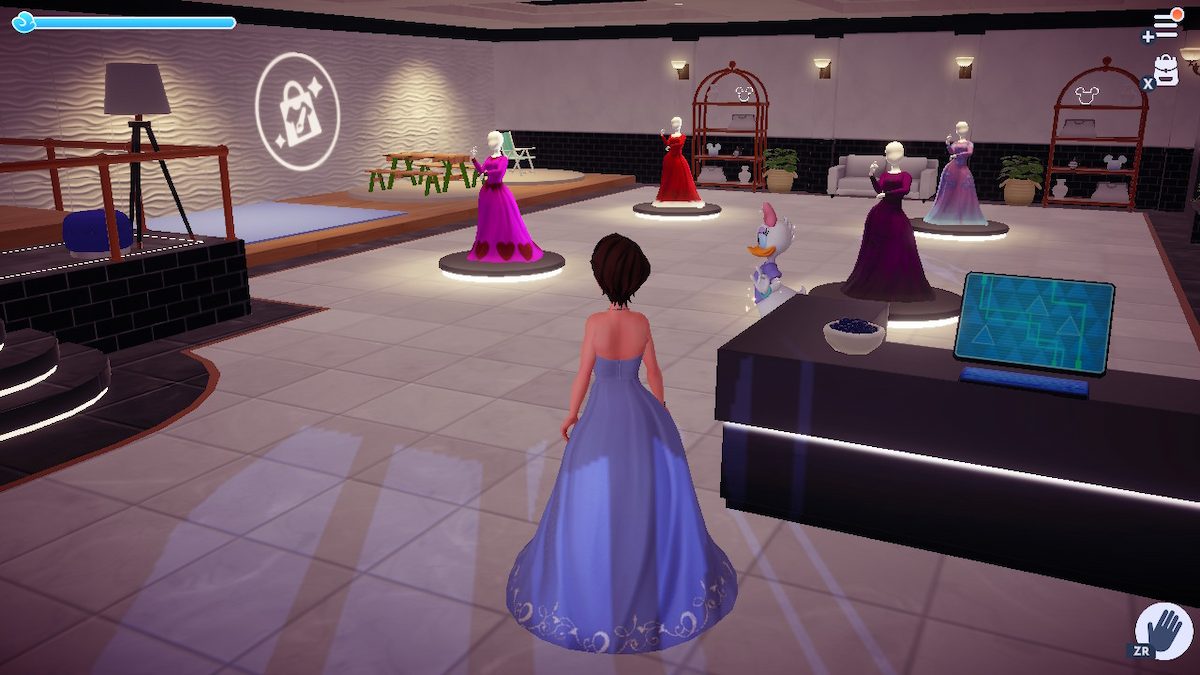 Un avatar Disney Dreamlight Valley présentant une femme se tient devant les créations d'un autre joueur dans la boutique Daisy.