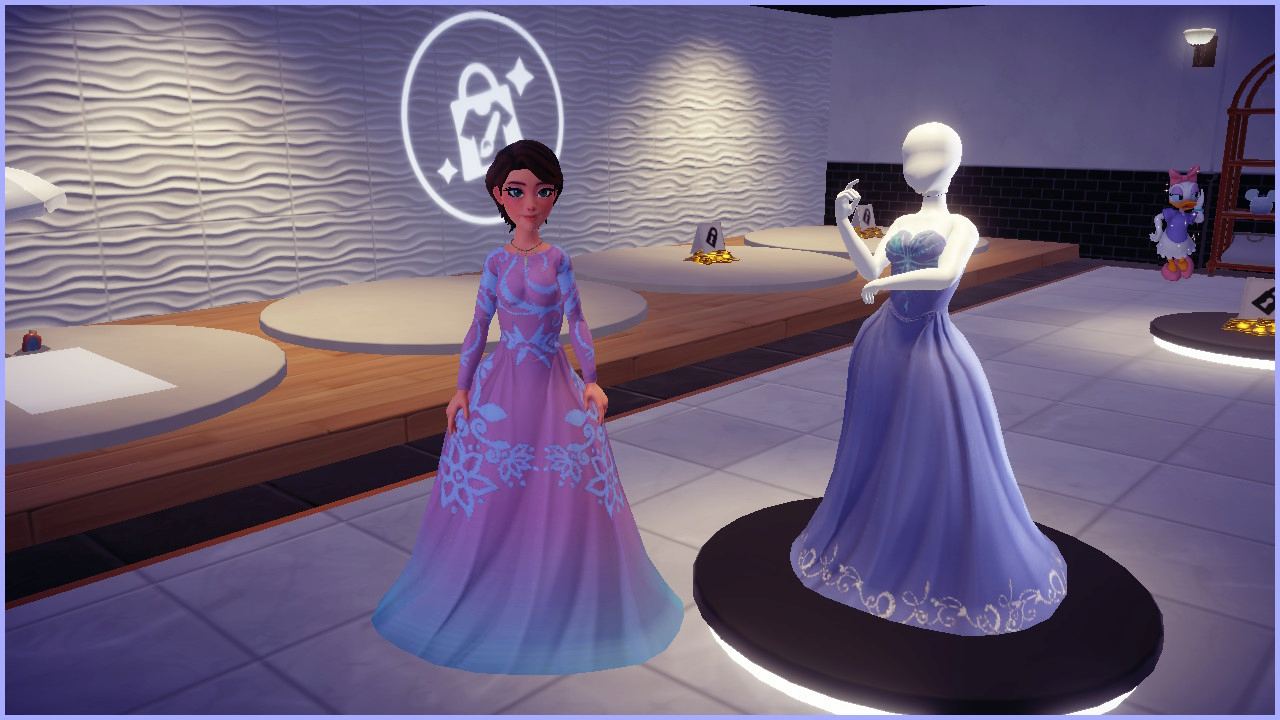 Un avatar féminin de Disney Dreamlight Valley portant un dessin d'un autre joueur tout en se tenant à côté de son propre dessin sur un mannequin.