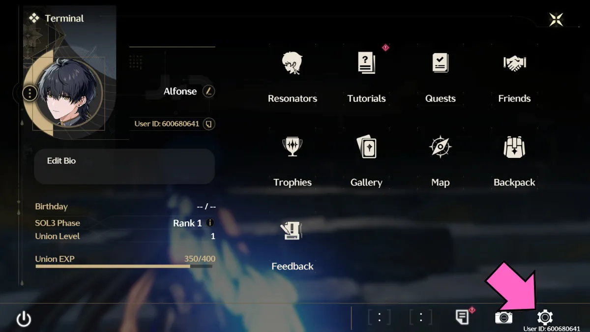 L'écran du menu principal de Wuthering Waves, avec une flèche rose pointant vers l'icône Paramètres dans le coin inférieur droit.