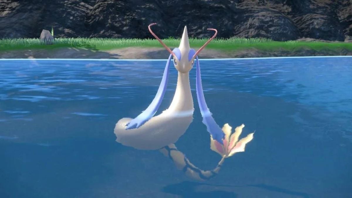 Shiny Milotic dans l'eau dans Pokemon Scarlet & Violet