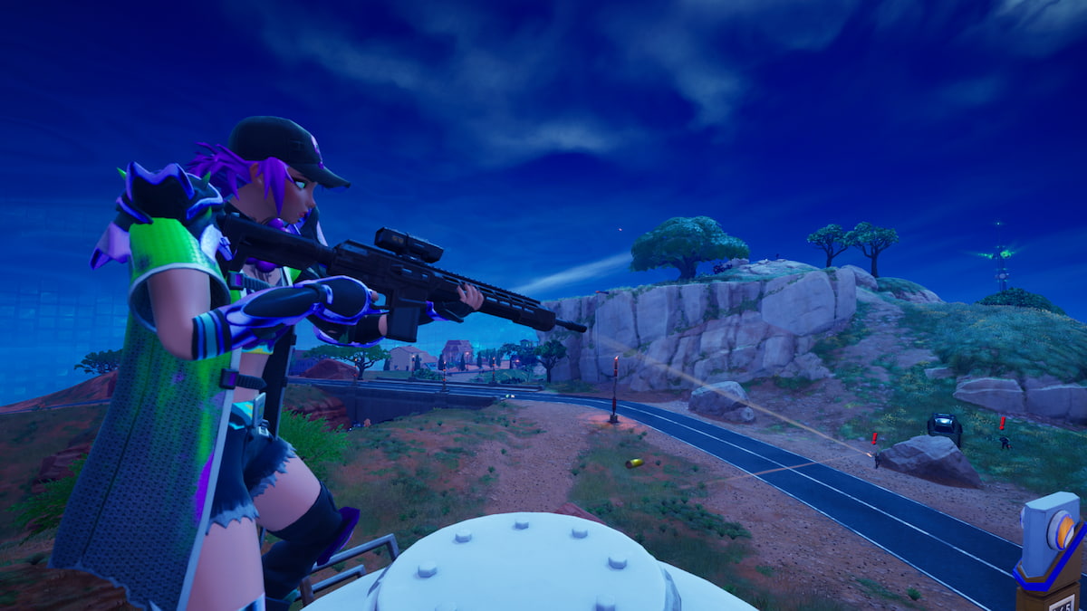 Debout sur le toit d'un immeuble et tirant sur les ennemis et la voiture en contrebas dans Fortnite Chapitre 5 Saison 3