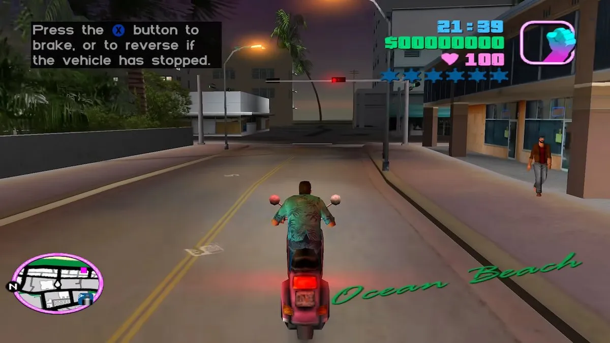 Tommy roule sur une route à Ocean Beach dans GTA : Vice City. 