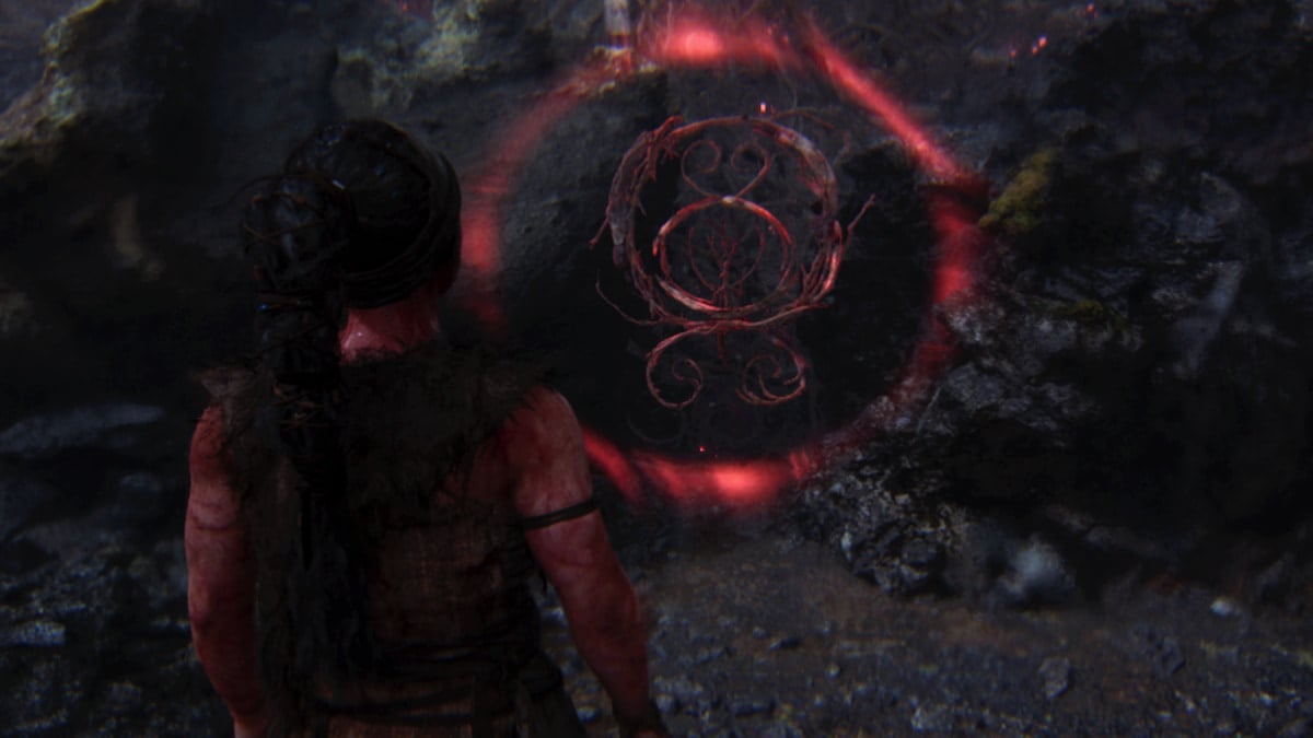 Symboles runiques rougeoyants formant une barrière de porte dans Hellblade 2