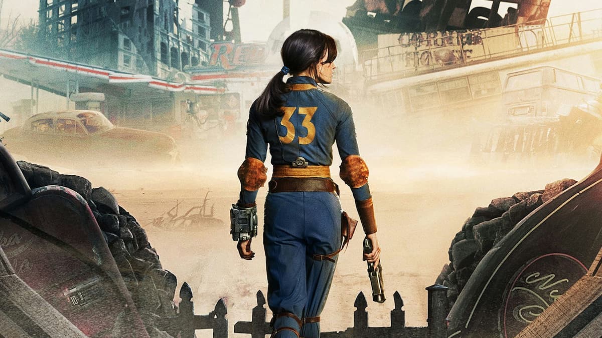 Lucy porte une combinaison Vault 33 avec une arme à feu dans la série télévisée Fallout. 