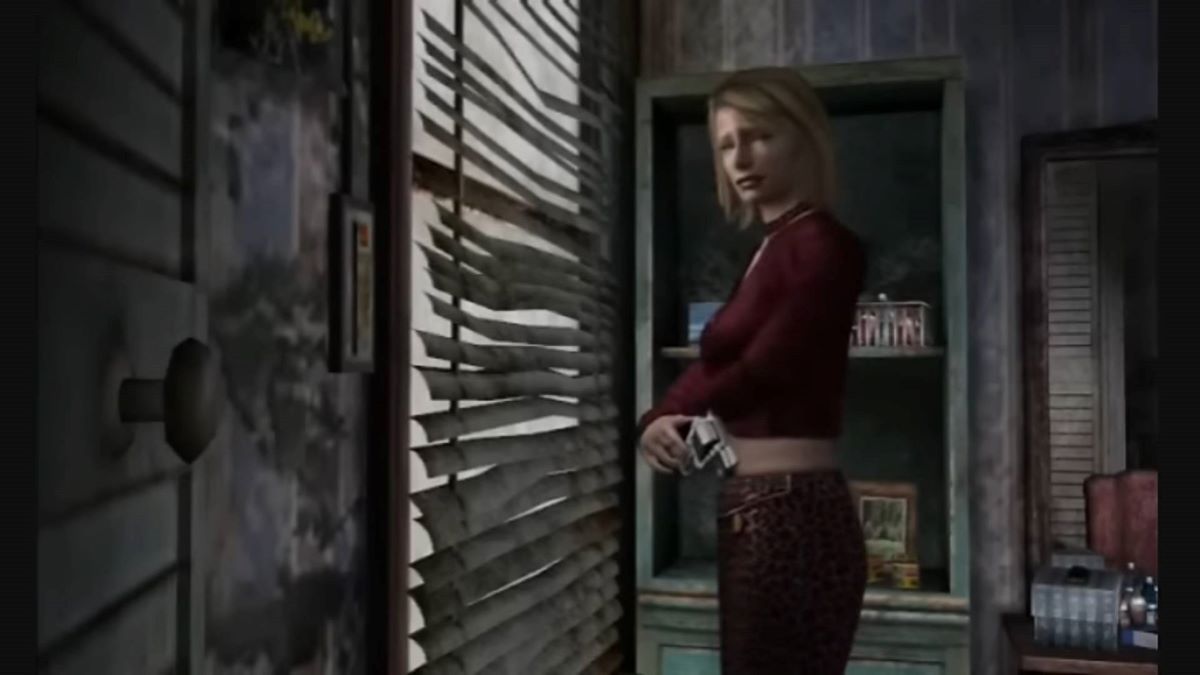 Maria tenant une arme à feu et regardant par la fenêtre dans Silent Hill 2 : Born From a Wish