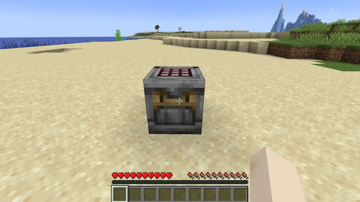 Un bloc Crafter placé sur une plage dans Minecraft