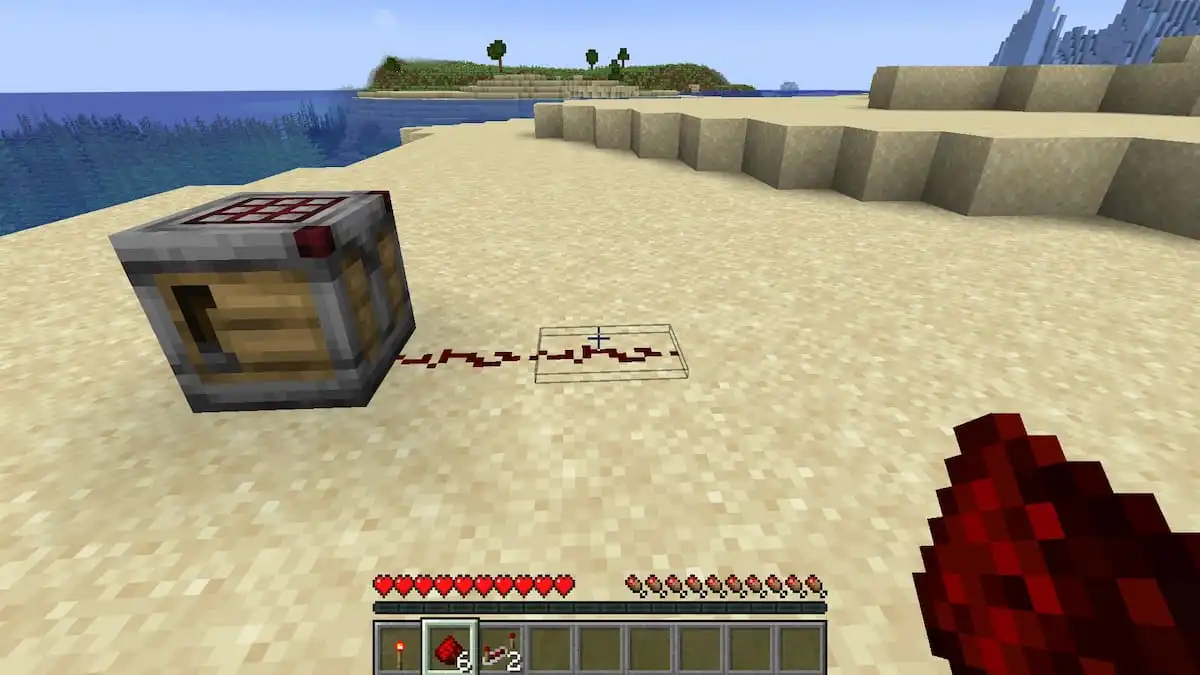 Placer deux Redstone Dust derrière un bloc Crafter dans Minecraft
