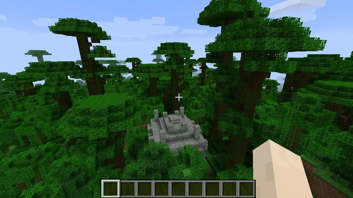 Temple de la jungle sous les arbres dans Minecraft