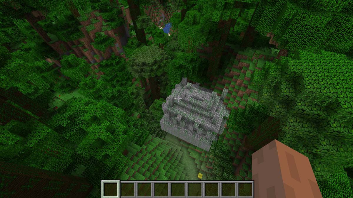 Temple de la jungle sous les arbres dans Minecraft