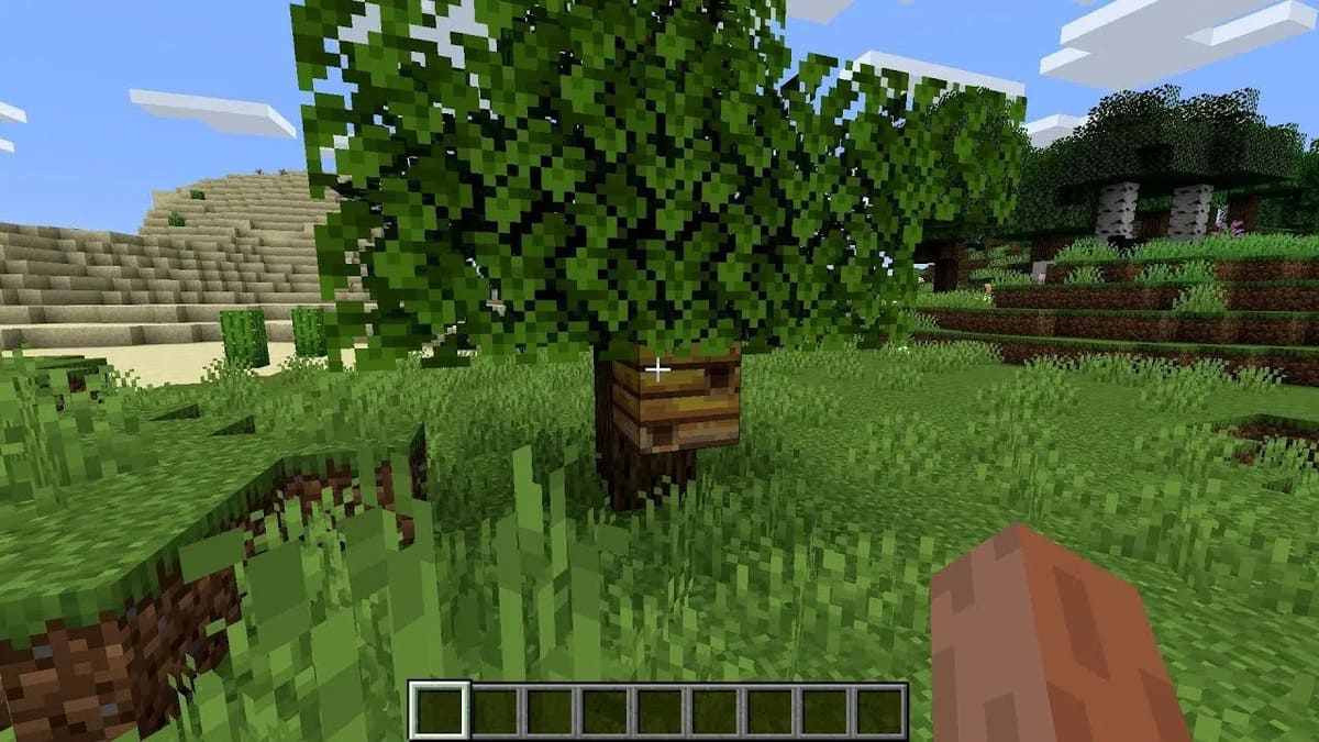 Un nid d'abeille sur l'arbre dans Minecraft