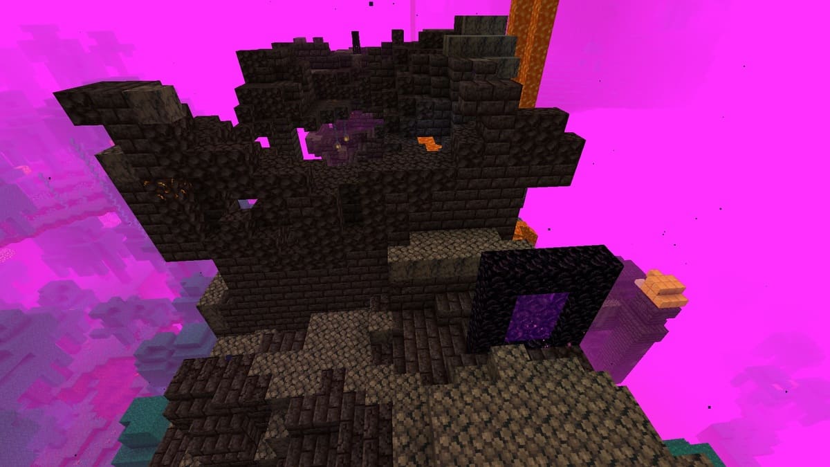 Portail en ruine sur un vestige de bastion dans Minecraft