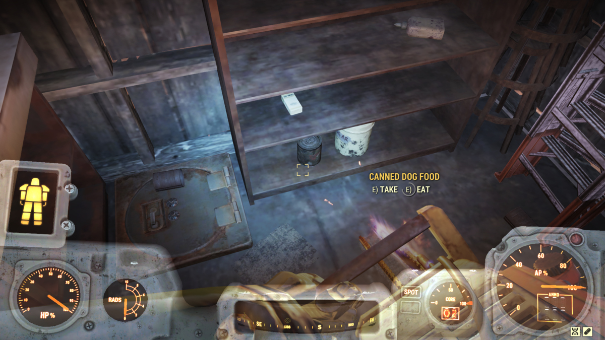 Pillage de nourriture pour chien en conserve chez Appalachian Antiques dans Fallout 76.