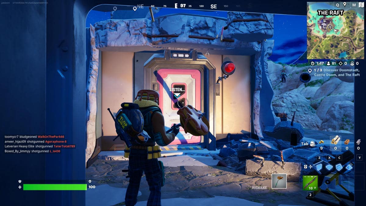 Joueur de Fortnite debout devant une porte fermée