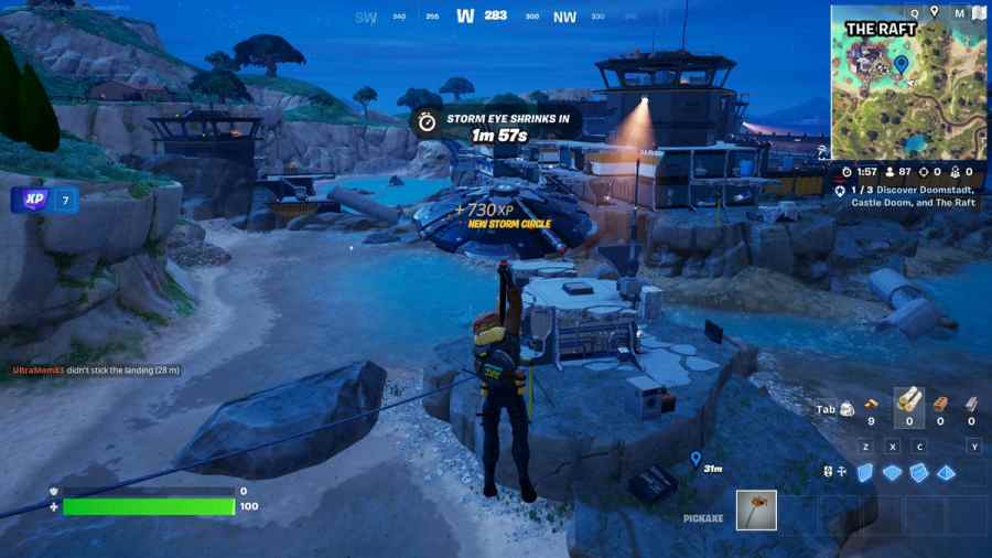 Un joueur de Fortnite glisse vers le POI The Raft