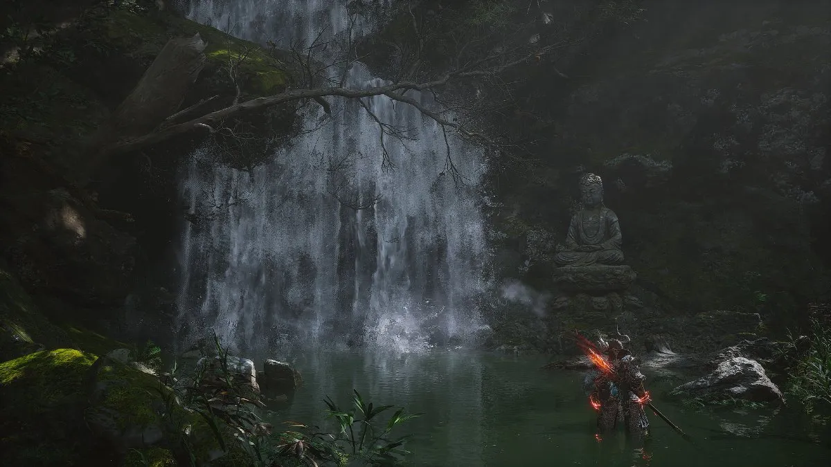 Une cascade entourée d'arbres et de feuillage dans Black Myth : Wukong.