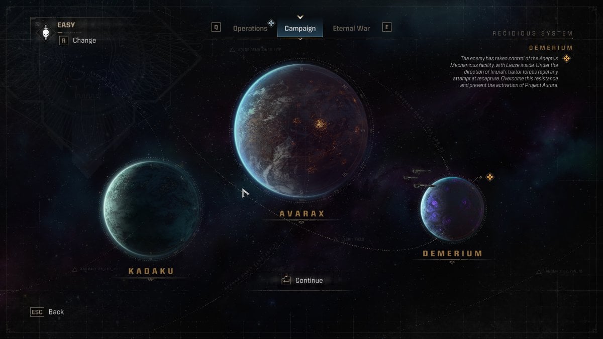 Le menu de sélection des missions de campagne et des opérations coopératives dans Warhammer 40K Space Marine 2. Trois planètes en arrière-plan, entourées d'éléments spatiaux et d'interface utilisateur.