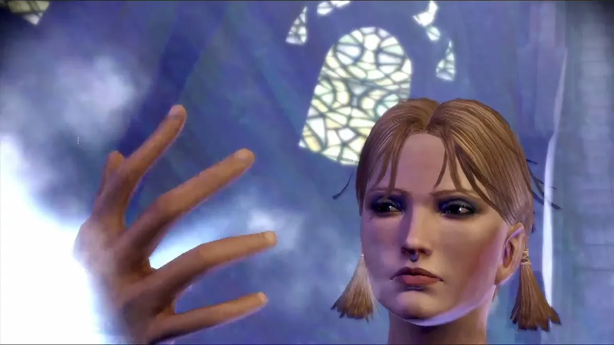 Une mage blonde regarde la magie se former dans sa main dans Dragon Age : Origines.