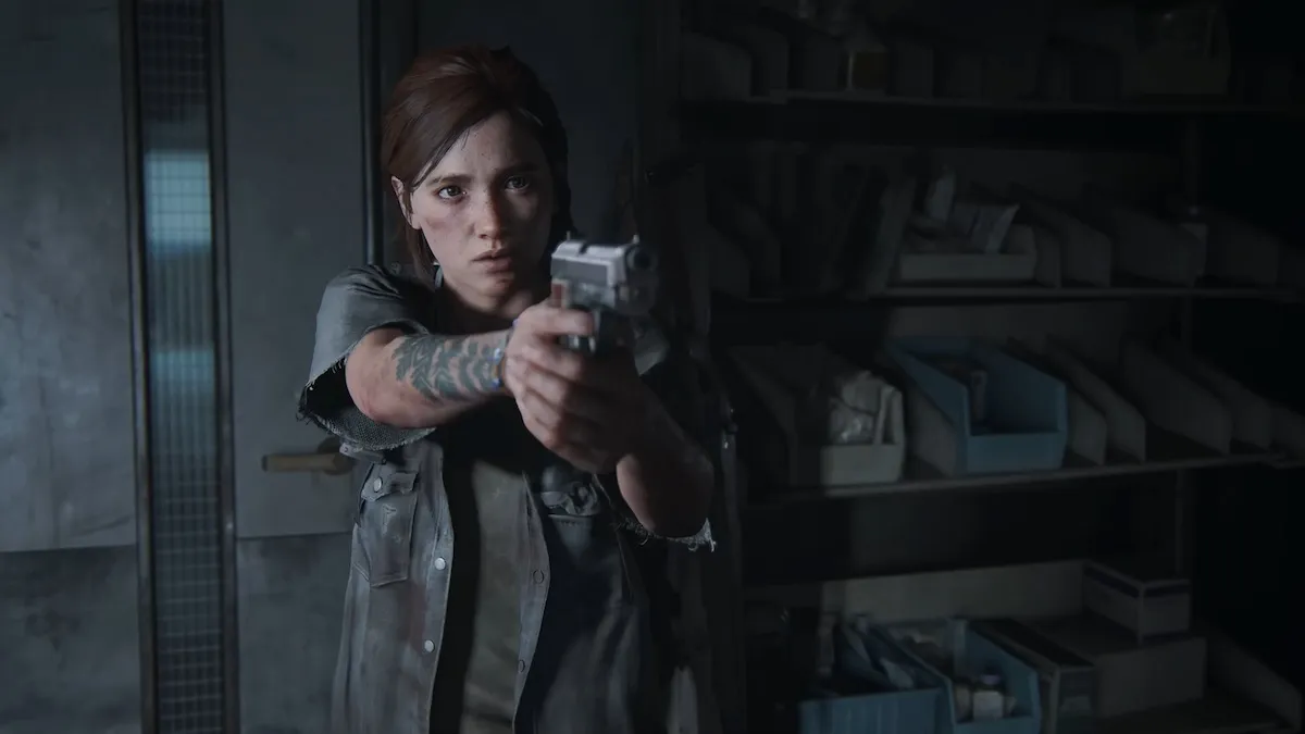 Ellie tenant une arme à feu dans The Last of Us Part II.