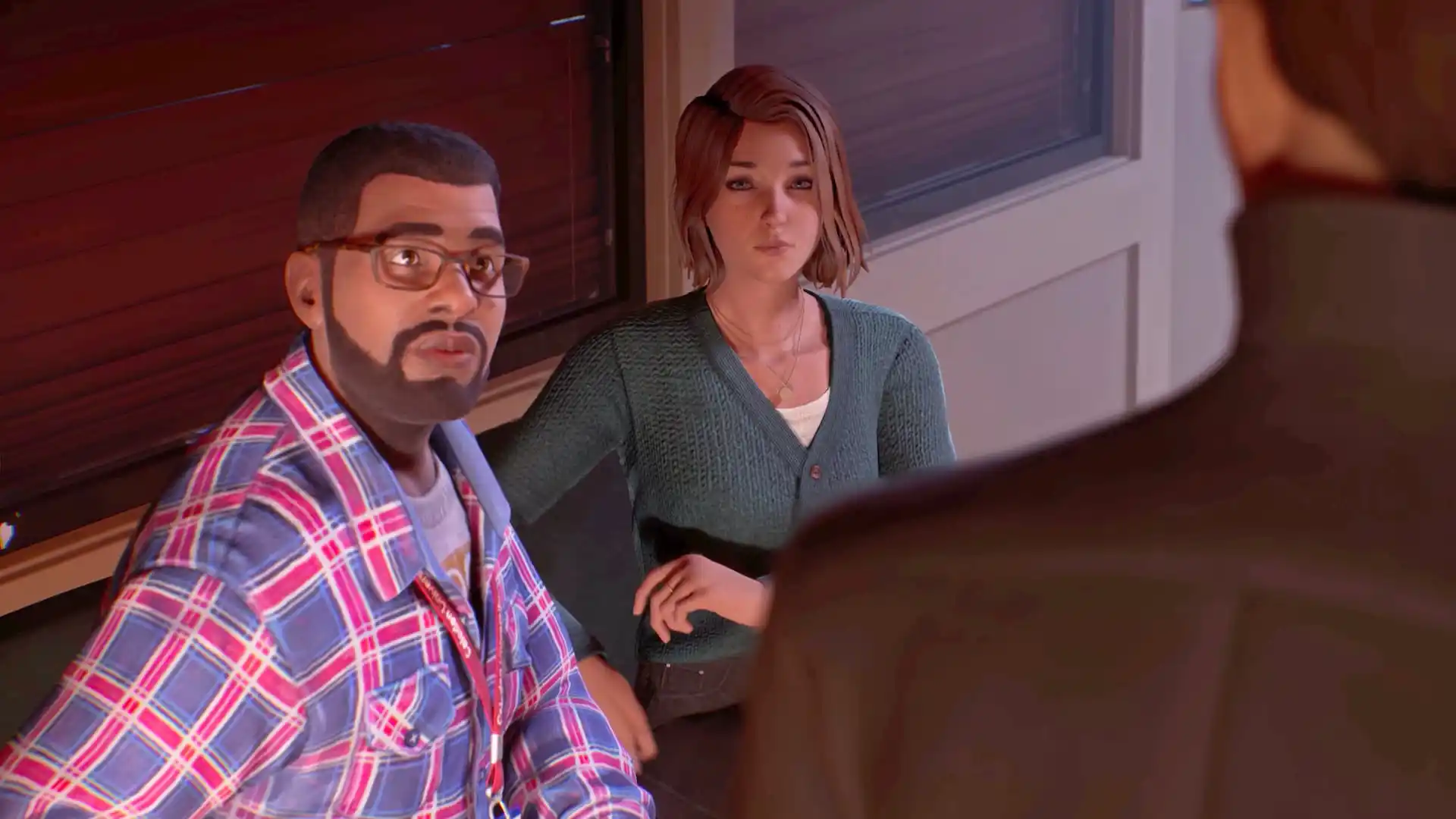 Max et Moses regardent Alderman dans Life Is Strange Double Exposure