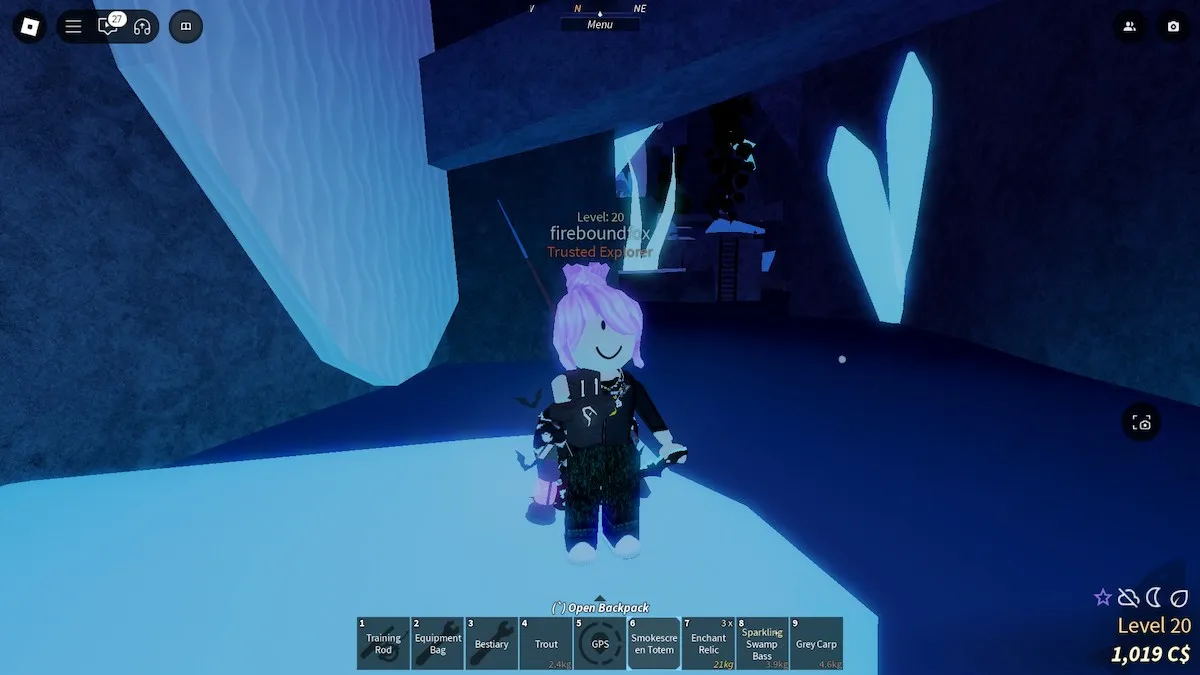 Un avatar aux cheveux roses tenant un totem Smokescreen dans la grotte Snowcap à Fisch sur Roblox.