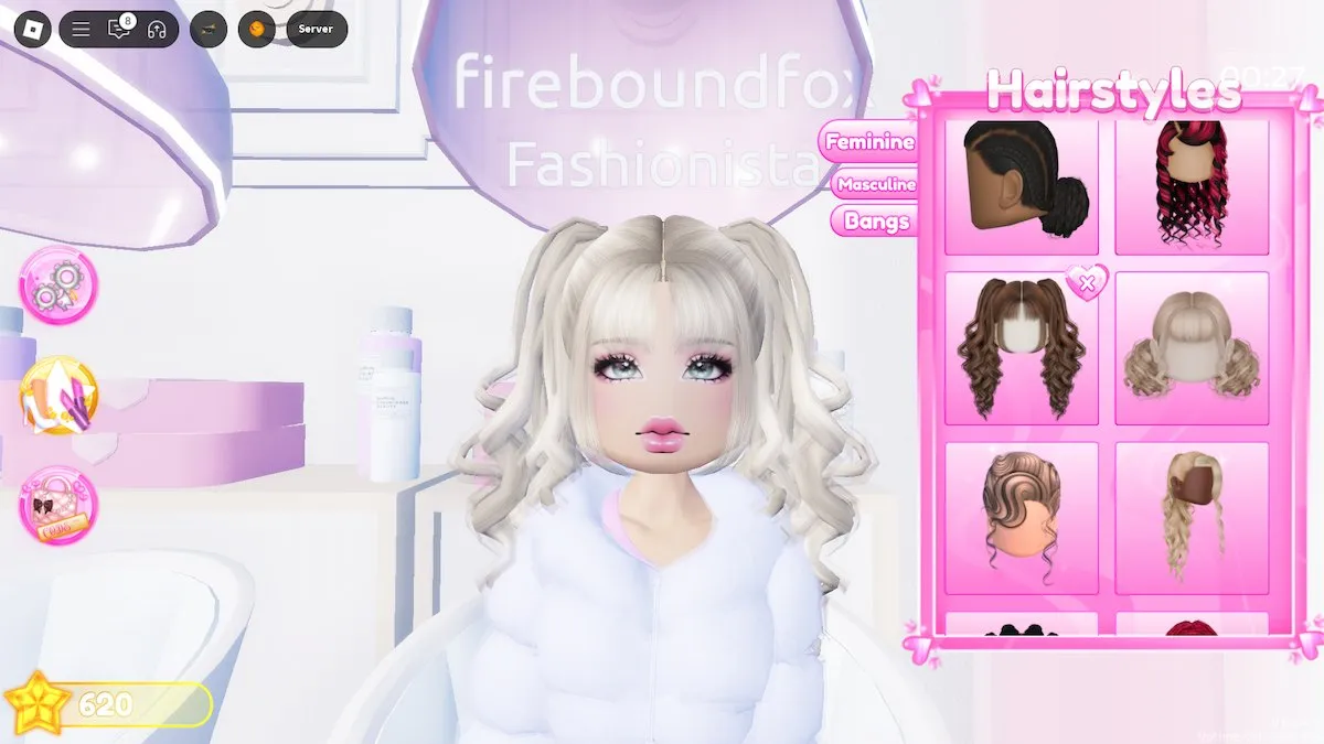 Choisir des cheveux pour un style Harajuku dans une robe Roblox pour impressionner.