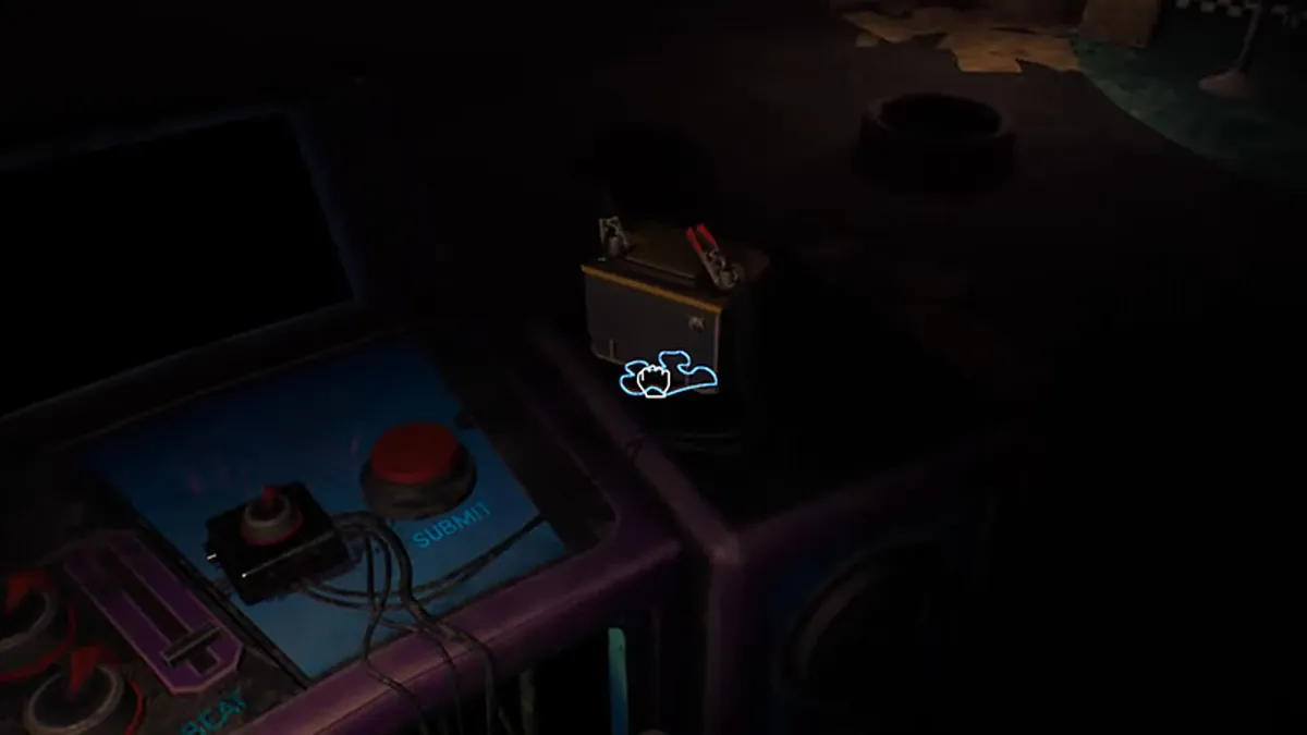 Une pièce de puzzle à côté d'une batterie de voiture dans FNAF Help Wanted 2.