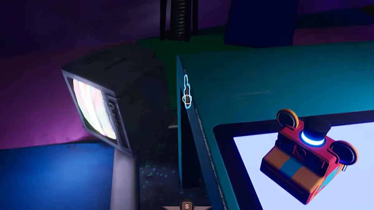 Une pièce de puzzle collée sur le côté d'un bureau dans FNAF Help Wanted 2.