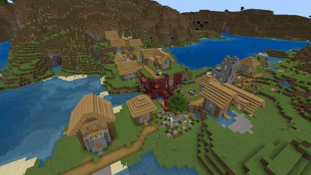 Un village de Minecraft Plains avec un portail inférieur en ruine sous l'une des maisons